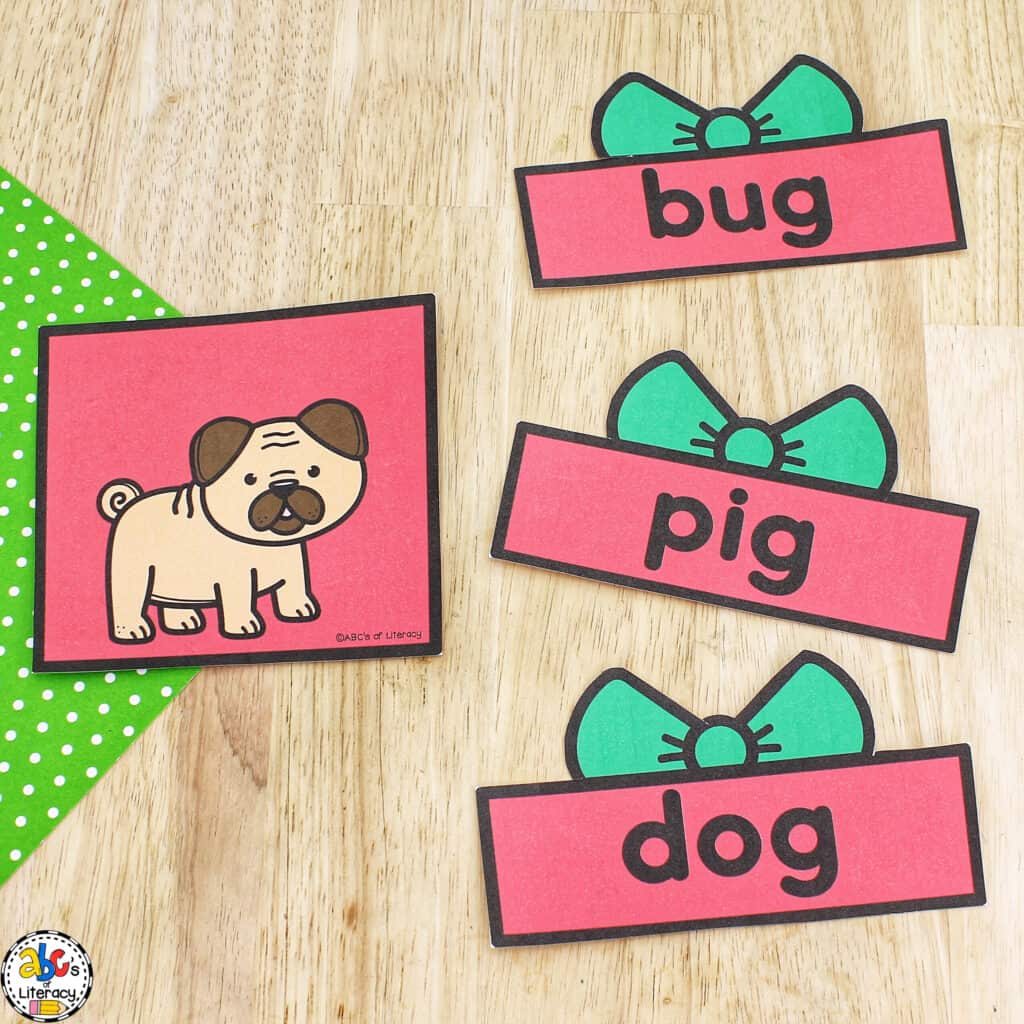 Christmas Present CVC Words Activity: Help beginning readers practice matching pictures and words with this free word work resource. Christmas Literacy Activity